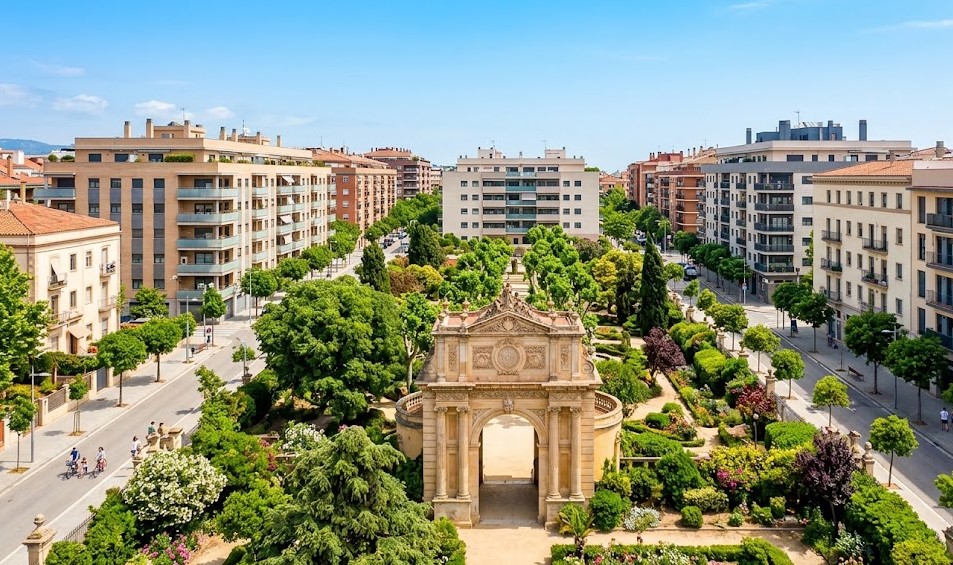 Vistas de las calles residenciales y el entorno de Can Nadal y el Palau Falguera en Sant Feliu de Llobregat